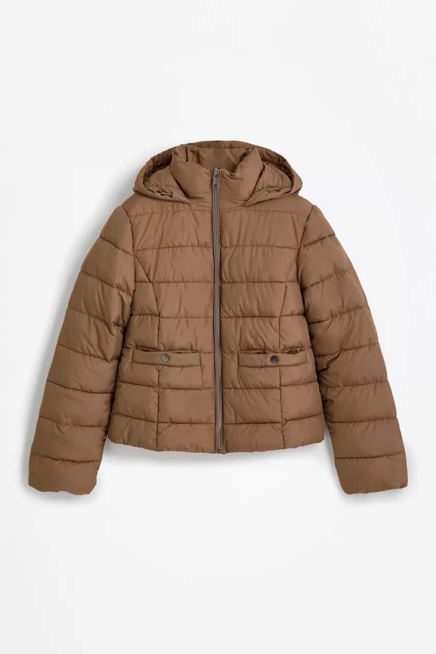 Abrigo corto con capucha para mujer – marrón caramelo, cálido y ligero – Modenique